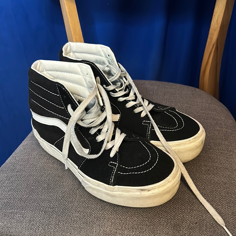 Barely used platform Vans high tops. They’re just too big for me.